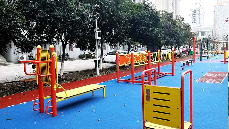 As regras de segurança quando as crianças brincam no playground ao ar livre