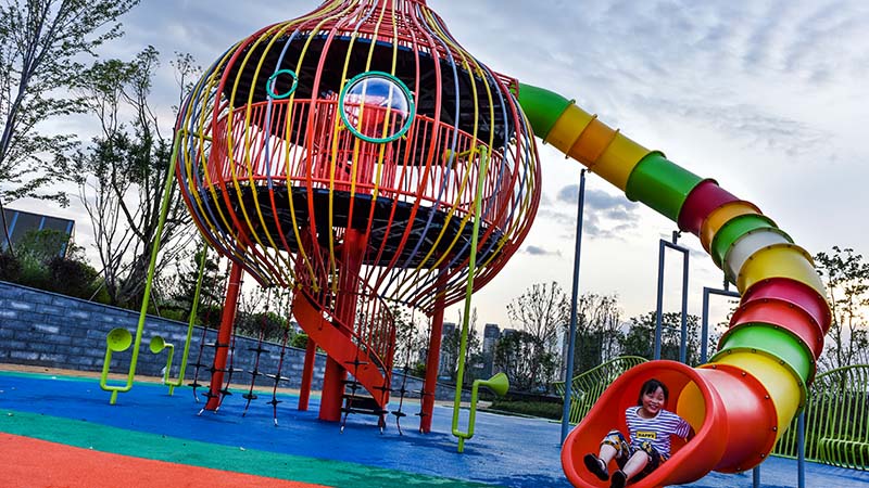 Como tornar atraente o equipamento de playground ao ar livre